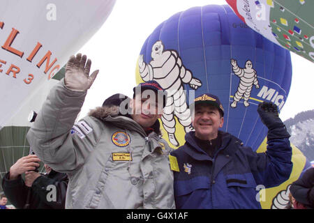 Um die Welt Ballonrekordbrecher Brian Jones (R) aus Wiltshire und Bertrand Piccard aus der Schweiz werden von Fans im Chateau d'Oex bei der jährlichen International Hot Air Balloon Week in der Schweiz als Helden begrüßt. * das kleine Schweizer Dorf war der Startschuss für ihre epische dreiwöchige Reise im März 1999. Stockfoto