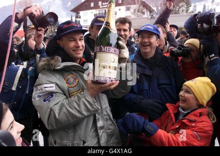 Um die Welt Ballonrekordbrecher Brian Jones (R) aus Wiltshire und Bertrand Piccard aus der Schweiz werden von Fans im Chateau d'Oex bei der jährlichen Internationalen Heißluftballonwoche in der Schweiz als Helden begrüßt. * das kleine Schweizer Dorf war der Startschuss für ihre epische dreiwöchige Reise im März 1999. Stockfoto