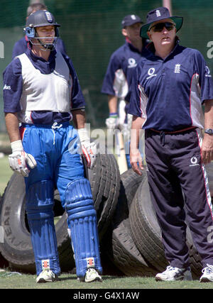 England Trainer Duncan Fletcher (R) und Kapitän Nasser Hussain stehen in der Nähe einiger großer Reifen (der Boden wird von der Goodyear Reifenfirma gesponsert und ist vor Ort bekannt als Goodyear Park) bei Netzpraxis in Bloemfontein, Südafrika. Stockfoto