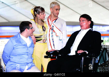 US-Schauspieler Christopher Reeve mit Tänzern vom Dome (L-R) Colin White, Matt Costain und Corinne Pierre während eines Besuchs im Londoner Dome in Greenwich, im Südosten Londons. Dies ist die erste Reise des Schauspielers ins Ausland seit dem Reiterunfall, der ihn gelähmt hat. * Reeves hat die Reise nach London für eine private Veranstaltung zur Unterstützung der Erforschung von Wirbelsäulenverletzungen gemacht. Stockfoto