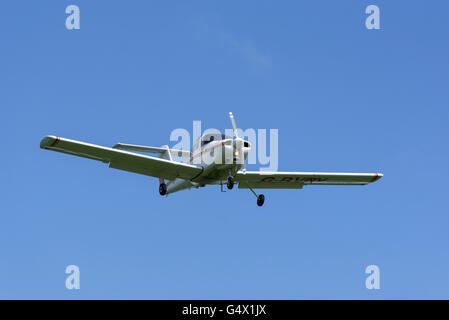 Piper PA-38 Tomahawk Leichtflugzeug. Im Flug. Propeller Stockfoto