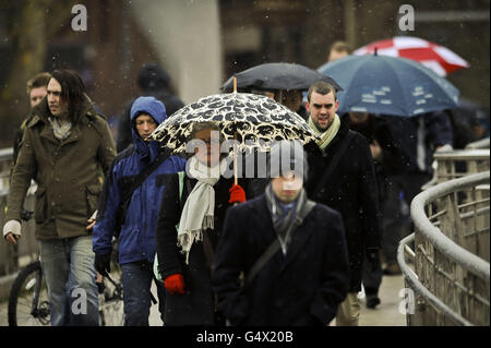 Pendler machen ihren Weg, um in Bristol Stadtzentrum zu arbeiten, wie Schnee beginnt im Südwesten des Vereinigten Königreichs fallen. Stockfoto