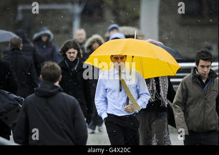 Pendler machen ihren Weg, um in Bristol Stadtzentrum zu arbeiten, wie Schnee beginnt im Südwesten des Vereinigten Königreichs fallen. Stockfoto