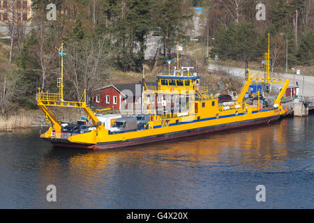 Vaxholm, Schweden - 3. Mai 2016: Fragancia STA Straße Fähren. Gelbe Ro-Ro-Frachter geladen. Kleinen Pier in der Nähe von Stockholm, Schweden Stockfoto