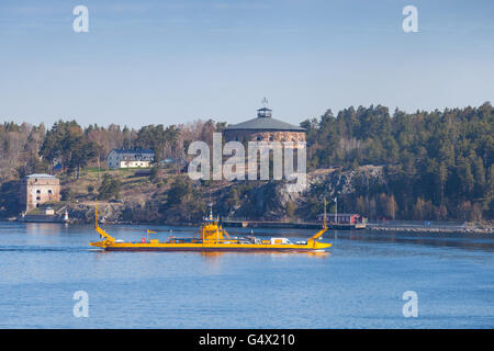 Vaxholm, Schweden - 3. Mai 2016: Fragancia STA Straße Fähren. Kleine gelbe Ro-Ro-Fähre geht in der Nähe von mittelalterlichen Oscar Fredriksborgs fo Stockfoto