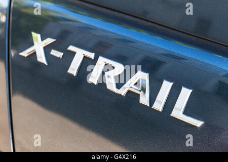 Sankt-Petersburg, Russland-15. Mai 2016: Nissan X-Trail SUV-Auto-Logo, Nahaufnahme Foto mit selektiven Fokus Stockfoto