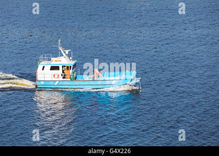 Vaxholm, Schweden - 6. Mai 2016: Blaue Segelschiff geht auf Ostsee Stockfoto