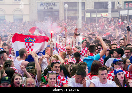 ZAGREB, Kroatien - 17.Juni kroatische Fußball-Fans auf der Ban-Jelacic-Platz, beobachtete EURO 2016 Tschechien Vs Kroatien entsprechen Stockfoto