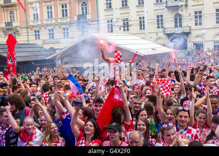 ZAGREB, Kroatien - 17.Juni kroatische Fußball-Fans auf der Ban-Jelacic-Platz, beobachtete EURO 2016 Tschechien Vs Kroatien entsprechen Stockfoto