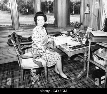 Königliche Hoheit - die Königin und der Herzog von Edinburgh feiern Silberhochzeit - Balmoral Castle. Königin Elizabeth II. In ihrem Arbeitszimmer in Balmoral. Stockfoto