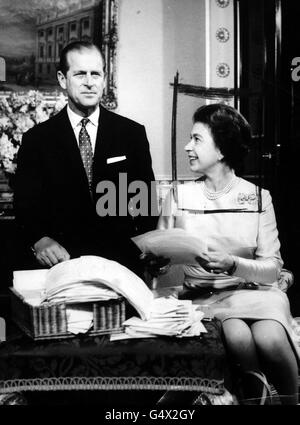 Königin Elizabeth II. Und der Herzog von Edinburgh feiern ihren Silbernen Hochzeitstag in der belgischen Suite im Buckingham Palace. Stockfoto