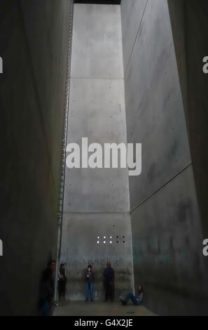 Berlin, Deutschland. Inneres des Holocaust-Turms, ein 24 m langes leeres, unbeleuchtetes Silo, Teil des Jüdischen Museums des Architekten Daniel Libeskind (1999) Stockfoto