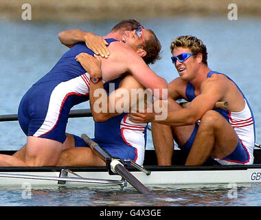 Britische Ruderer (von links nach rechts) Tim Foster, Matthew Pinsent, Steve Redgrave und James Cracknell feiern, nachdem sie bei den Olympischen Spielen in Sydney die Goldmedaille im Vierer-Finale der Männer gewonnen haben. * Stockfoto