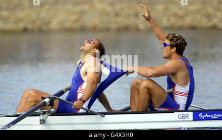 Der britische Ruderer James Cracknell (rechts) gratuliert seinem Teamkollegen Steve Redgrave, nachdem Team GB bei den Olympischen Spielen in Sydney die Goldmedaille im Vierer-Finale der Männer gewonnen hatte. Stockfoto