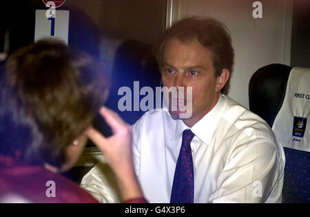 Der britische Premierminister Tony Blair verlässt die Londoner Victoria Station auf dem Weg nach Brighton zur jährlichen Labour Party Conference. Stockfoto