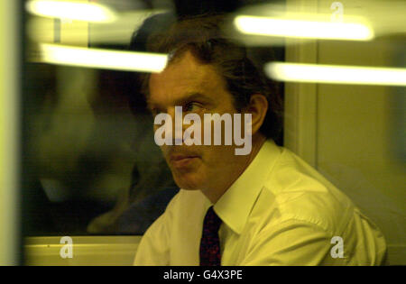 Der britische Premierminister Tony Blair verlässt die Londoner Victoria Station auf dem Weg nach Brighton zur jährlichen Labour Party Conference. Stockfoto