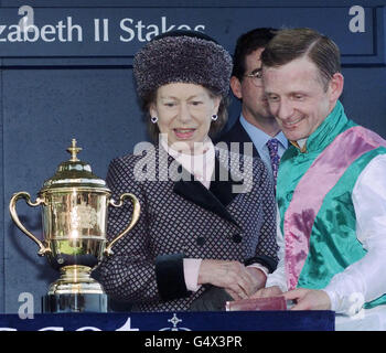 Kevin Darley, der beim Royal Ascot den Sieg bei Queen Elizabeth II errang und die Siegermedaille von Prinzessin Margaret akzeptierte. Seine Fahrt, Observatory, wird von John Gosden trainiert, der den Preis 200,100 für seinen Besitzer, Herrn Khalid Abdulla, beanspruchte. Stockfoto