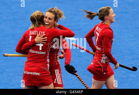 Die britische Ashleigh Ball feiert ihr Eröffnungstreffer gegen Argentinien mit Teamkollege Laura Bartlett und Rebecca Herbert (rechts) während des Visa International Invitational Hockey Tournament in der Riverbank Arena, London. Stockfoto