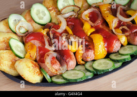 Teller mit Wurst und Gemüse Stockfoto