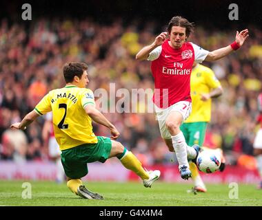 Russell Martin von Norwich City (links) und Tomas Rosicky von Arsenal (rechts) Kampf um den Ball Stockfoto