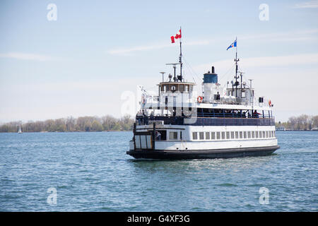 TORONTO - 17. Mai 2016: The Toronto Island Ferry verbindet die Toronto Islands in Lake Ontario mit dem Festland von Toronto, Kanada Stockfoto