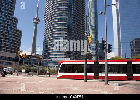 TORONTO - 17. Mai 2016: TORONTO - May17, 2016: The Toronto Straßenbahn umfasst zehn Straßenbahn-Strecken in Toronto, Ontario, Kanada Stockfoto