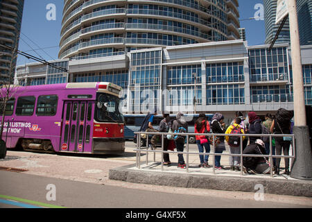 TORONTO - 17. Mai 2016: TORONTO - May17, 2016: The Toronto Straßenbahn umfasst zehn Straßenbahn-Strecken in Toronto, Ontario, Kanada Stockfoto