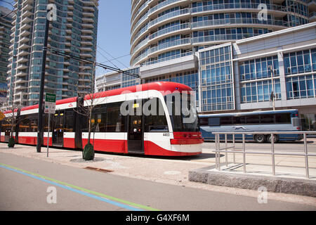 TORONTO - 17. Mai 2016: TORONTO - May17, 2016: The Toronto Straßenbahn umfasst zehn Straßenbahn-Strecken in Toronto, Ontario, Kanada Stockfoto