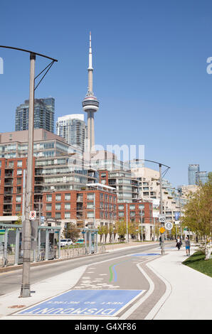 TORONTO - 17. Mai 2016: Harbourfront ist ein Stadtteil am nördlichen Ufer des Lake Ontario im im Stadtzentrum gelegenen Kern der Ci Stockfoto