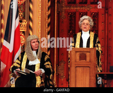 Betty Boothroyd, Sprecherin des Unterhauses, spricht im Londoner Palast von Westminster an einer Zeremonie zum Gedenken an den 50. Jahrestag des Europarates, die von Lord Chancellor Lord Irvine beobachtet wird. * später am Tag sollten ein Mittagessen im Auswärtigen Amt und ein Empfang mit der britischen Königin Elizabeth II. Sein Stockfoto