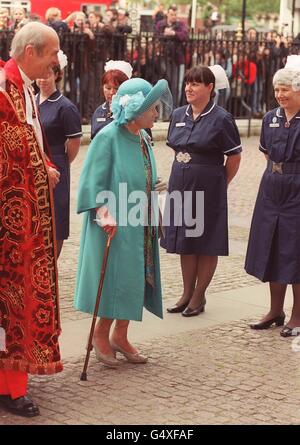 Die Queen Mother, begleitet vom Unterdekan der Abtei, dem Rev. Canon Dr. Anthony Harvey (links), spricht mit Krankenschwestern des King Edward VII Hospital for Officers, als sie zu einem Gottesdienst anlässlich des 100. Jahrestages der Gründung des Krankenhauses eintrifft. * die mehrere Mitglieder der königlichen Familie behandelt hat. Die Queen Mother hat dort in den letzten Jahren Augen- und Hüftoperationen durchgeführt. Stockfoto