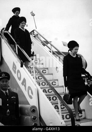 *gescannter Low-Res-Off-Print, High-Res auf Anfrage erhältlich* Queen Elizabeth II, die Queen Mother und Princess Margaret verlassen ein Komet-Flugzeug des RAF Air Support Command am Flughafen Heathrow, nachdem sie ihren schottischen Urlaub in Balmoral zur Beerdigung von Prinzessin Marina, Herzogin von Kent, in Windsor aufgebrochen haben. Stockfoto