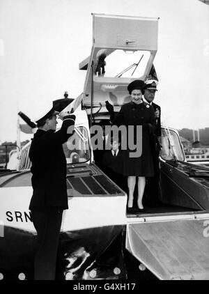 *gescannter Low-Res-Off-Print, High-Res auf Anfrage erhältlich* Queen Elizabeth II lächelt und winkt, während Admiral der Flotte, Earl Mountbatten, und Prinz Andrew, 8, sie von einem britischen Rail SRN 6 Hovercraft in Cowes, Isle of Wight aussteigt. Stockfoto