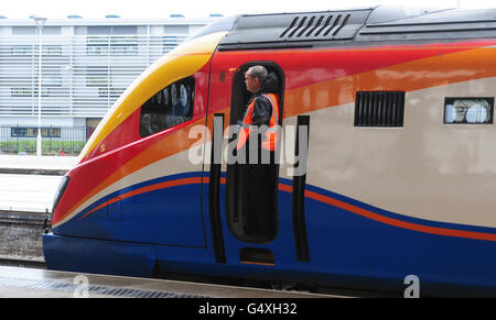 Ein Fahrer des East Midlands Train erwartet die Abfahrt am Bahnhof von Derby, als Mitglieder der Fahrergewerkschaft Aslef heute in einem Streit um Renten streikten. Stockfoto