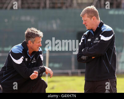 Rugby Union - Glasgow Warriors Training Session - Scotstoun Stadium. Glasgow's Head Coach (links) spricht mit Shade Munro während einer Trainingseinheit im Scotstoun Stadium, Glasgow. Stockfoto