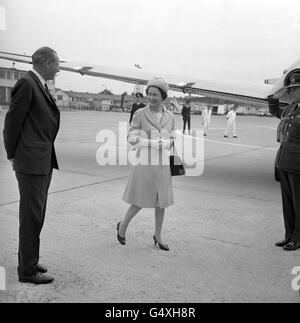 Royalty - Königin Elizabeth II - Flughafen Heathrow, London Stockfoto