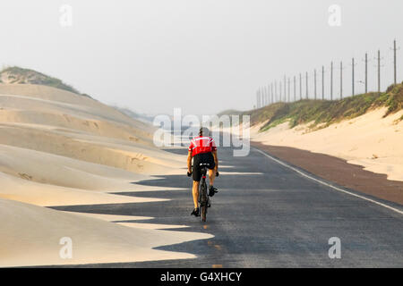 Radfahrer auf South Padre Island Park Straße 100 - Texas, USA Stockfoto