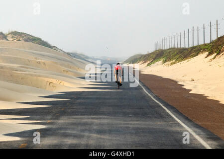 Radfahrer auf South Padre Island Park Straße 100 - Texas, USA Stockfoto