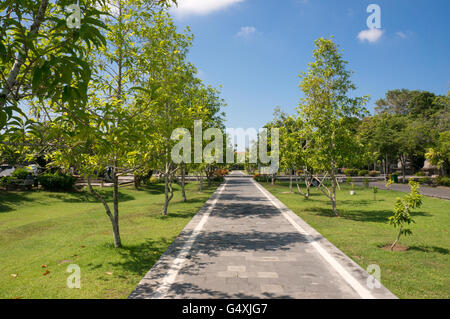 Schmalen Weg in den Garten um Bajra Sandhi Denkmal in Denpasar, Bali Stockfoto