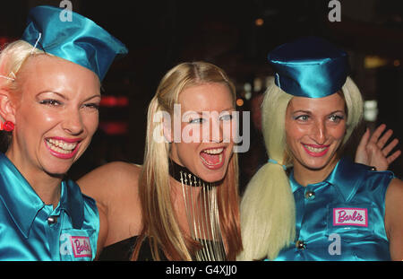 TV-Moderatorin Denise Van Ouen begleitet ein Paar von "Barbie Girls" (im Film zu sehen) vor der britischen Filmpremiere von Toy Story 2 im Warner Village Cinema in Finchley, London. Stockfoto