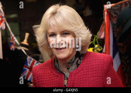 Die Herzogin von Cornwall bei einem Besuch im Trinity Hospice Charity Buch- und Bekleidungsgeschäft, Süd-London, von dem sie eine Patronin ist. Stockfoto