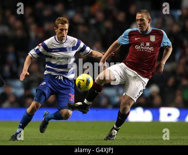 Fußball - Barclays Premier League - Aston Villa gegen Queens Park Rangers - Villa Park. Richard Dunne von Aston Villa (rechts) und Rob Hulse von Queens Park Rangers kämpfen um den Ball Stockfoto