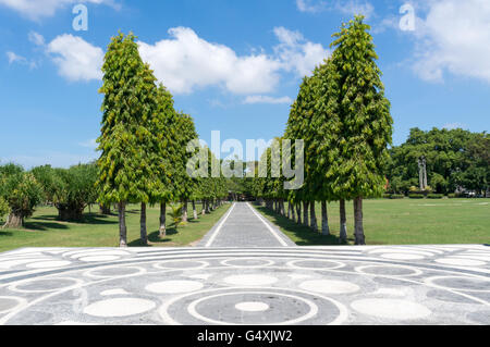 Allee mit hohen Bäumen zu Bajra Sandhi Denkmal in Denpasar, Bali Stockfoto