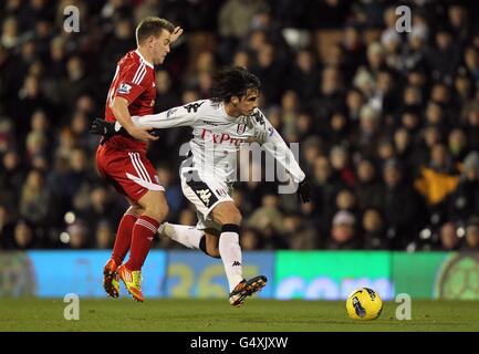 Fußball - Barclays Premier League - Fulham gegen West Bromwich Albion - Craven Cottage. West Bromwich Albions Simon Cox (links) und Fulhams Bryan Ruiz kämpfen um den Ball Stockfoto