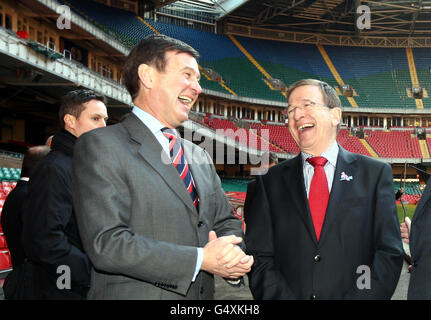 Roger Lewis (links), Gruppenleiter der WRU, und Gilbert Felli, Direktor des IOC Sport, während des IOC und des LOCOG-Besuchs im Millennium Stadium in Cardiff. Stockfoto