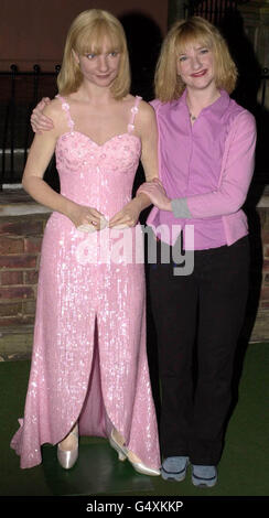 Die britische Schauspielerin Jane Horrocks (R) steht bei der Enthüllung im Madame Tussauds Wachsfigurenkabinett in London neben ihrem Wachsfigurenkabinett. Die Schaufensterpuppe ist in dem Outfit gekleidet, das sie während ihres Aufführens im Hollywood-Hit-Film "Little Voice" getragen hat. Stockfoto