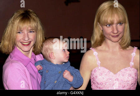 Die Schauspielerin Jane Horrocks (L) und ihre neun Monate alte Tochter Molly in Madame Tussauds, London, während der Enthüllung ihres Wachsfigurenkabinetts, das in das Kleid gekleidet ist, das sie während ihrer Aufführung im Hollywood-Hit-Film "Little Voice" trug. Stockfoto