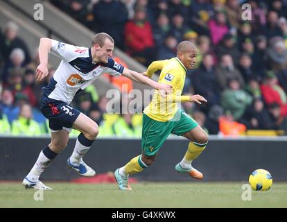 Fußball - Barclays Premier League - Norwich City / Bolton Wanderers - Carrow Road. David Wheater von Bolton Wanderers (links) und Simeon Jackson von Norwich City (rechts) in Aktion Stockfoto