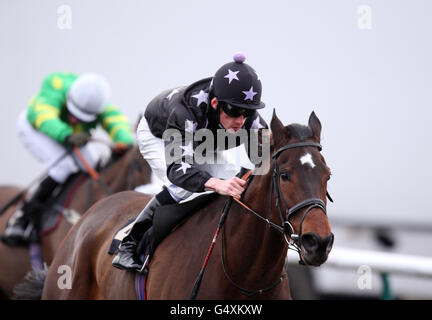 Layline geritten von Shane Kelly gewinnt das Blue Square Bet Handicap Rennen im Lingfield Park während der Blue Square Sprint Series im Lingfield Park, Lingfield. Stockfoto