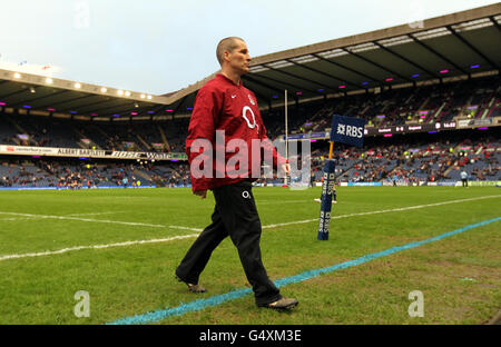 Rugby Union - RBS 6 Nations Championship 2012 - Schottland gegen England - Murrayfield. England-Trainer Stuart Lancaster verlässt das Feld, nachdem sich das Team vor dem RBS 6 Nations-Spiel im Murrayfield Stadium, Edinburgh, aufgewärmt hat. Stockfoto